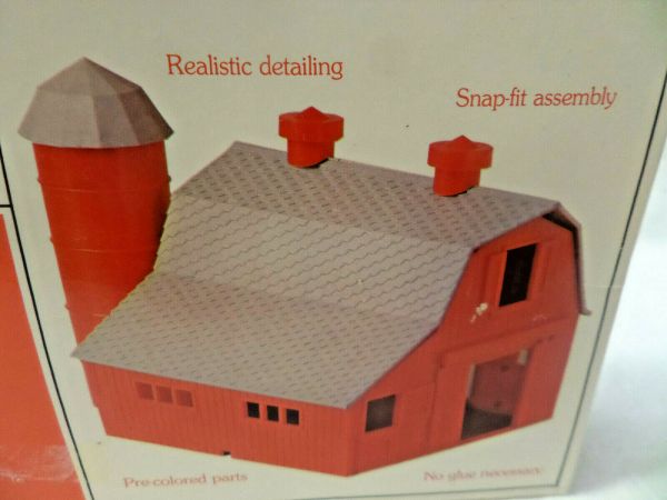 Bachmann Plasticville U.S.A. Fienile In Scala HO | Kit Edificio Non Assemblato | Parti Colorate | Per Treni Modello - 3